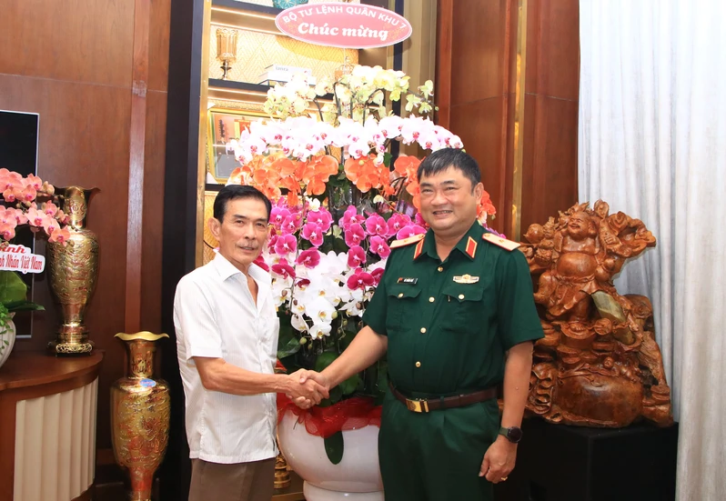 Thiếu tướng Lê Xuân Thế, Tư lệnh Quân khu 7 chúc mừng doanh nhân Bùi Thanh Trúc