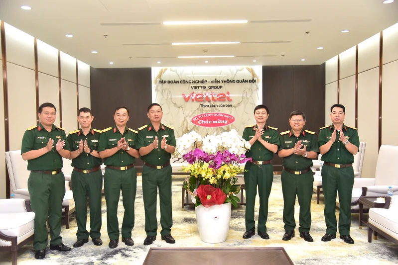 Quân khu 7 chúc mừng Tập đoàn Viettel và Ngân hàng TMCP Quân đội
