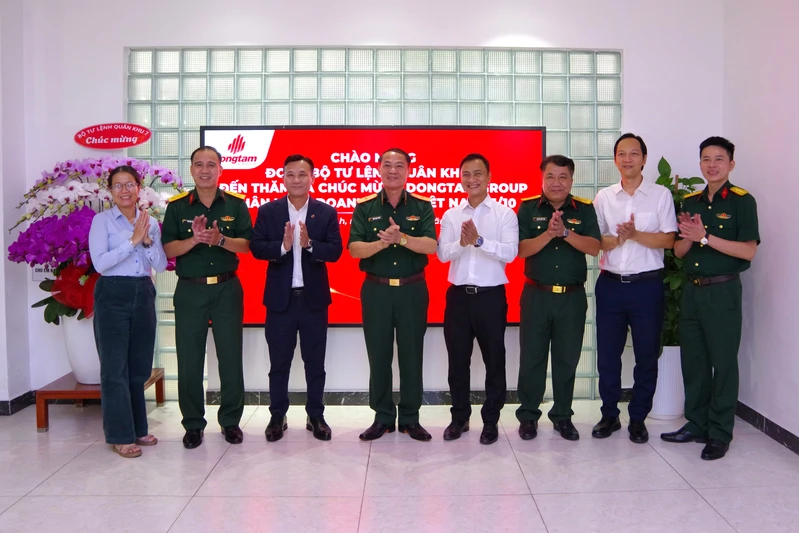 Thiếu tướng Trần Ngọc Minh, Phó Tư lệnh Quân khu chúc mừng Tập đoàn Đồng Tâm nhân ngày Doanh nhân Việt Nam