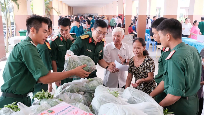 Trung đoàn Gia Định phối hợp với xã Hóc Môn thực hiện tốt công tác dân vận
