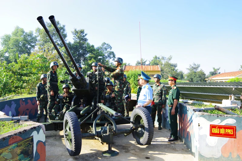 Cục Phòng không Lục quân kiểm tra tại Lữ đoàn 77