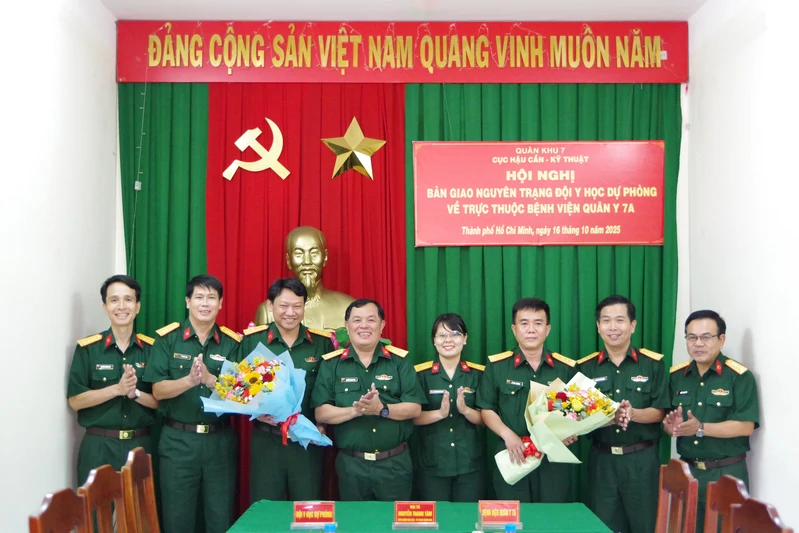 Bàn giao nguyên trạng Đội Y học dự phòng về trực thuộc Bệnh viện Quân y 7A
