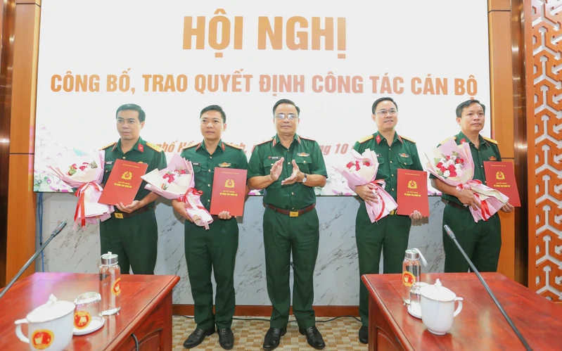 Ban Thường vụ Đảng ủy Cục Chính trị Quân khu trao quyết định công tác cán bộ