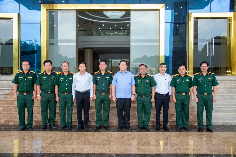 Đồng chí Nguyễn Trọng Nghĩa, Ủy viên Bộ Chính trị, Bí thư Trung ương Đảng, Trưởng Ban Tuyên giáo và Dân vận Trung ương thăm Bộ Tư lệnh Quân khu 7