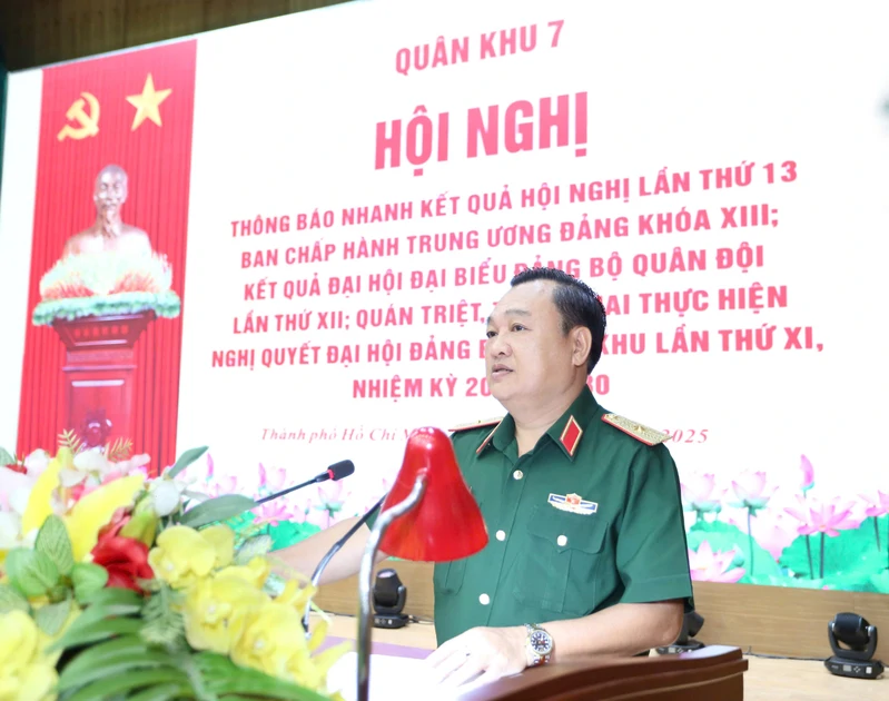 Thiếu tướng Trần Vinh Ngọc, Chính ủy Quân khu thông báo nhanh kết quả Hội nghị Trung ương lần thứ 13