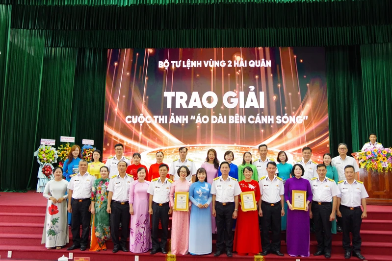 Vùng 2 Hải quân gặp mặt, giao lưu và đồng diễn áo dài kỷ niệm Ngày Phụ nữ Việt Nam
