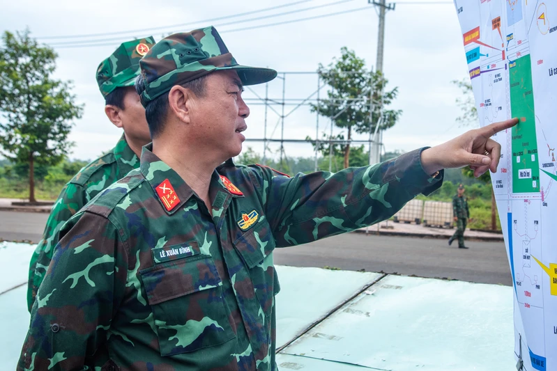 Đại tá Lê Xuân Bình, Phó Tư lệnh – Tham mưu trưởng Quân khu kiểm tra công tác chuẩn bị diễn tập