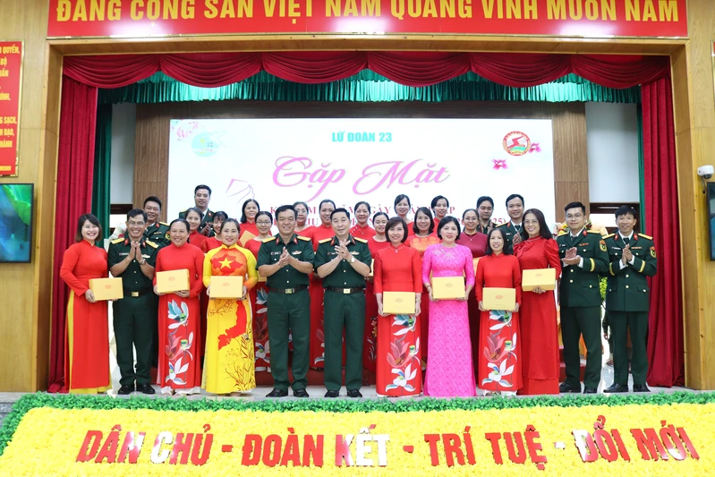 Lữ đoàn 23 tổ chức gặp mặt kỷ niệm Ngày truyền thống Phụ nữ Việt Nam 20/10
