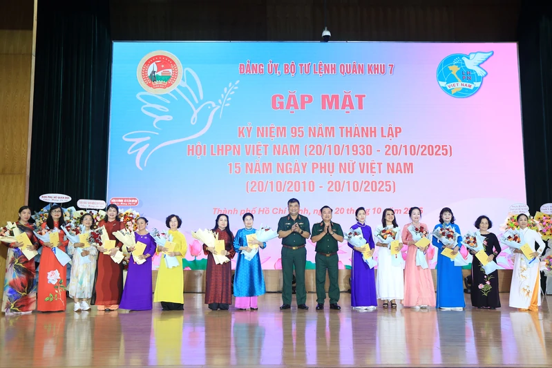 Thường vụ Đảng ủy, Bộ Tư lệnh Quân khu 7 gặp mặt kỷ niệm 95 năm Ngày thành lập Hội Liên hiệp Phụ nữ Việt Nam (20/10/1930 - 20/10/2025)