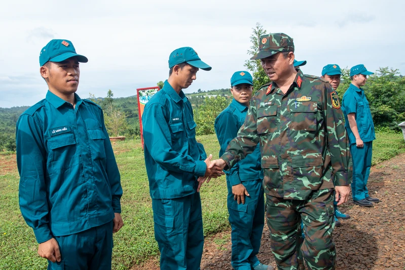 Đại tá Lê Xuân Bình, Phó Tư lệnh, Tham mưu trưởng Quân khu kiểm tra các đơn vị trên địa bàn tỉnh Lâm Đồng.