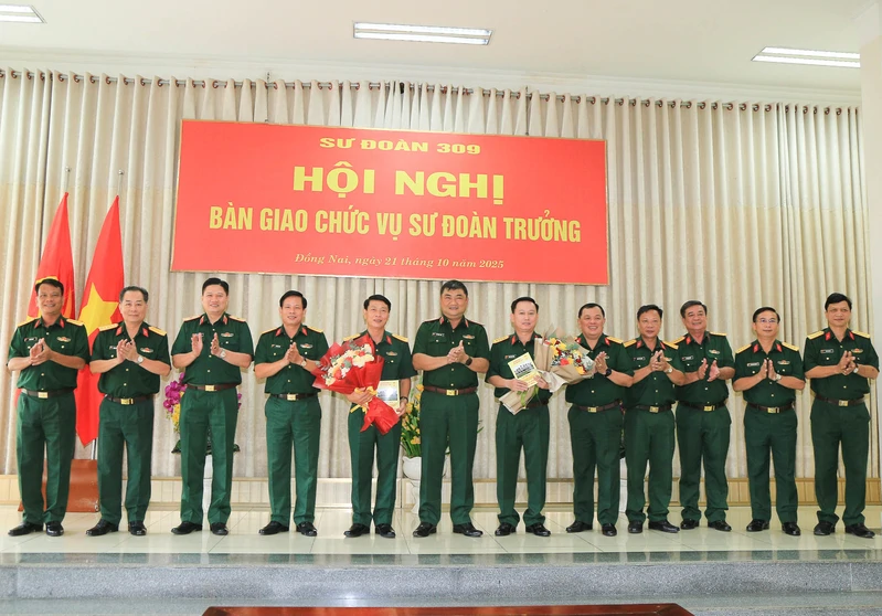 Bàn giao chức vụ Sư đoàn trưởng Sư đoàn 309
