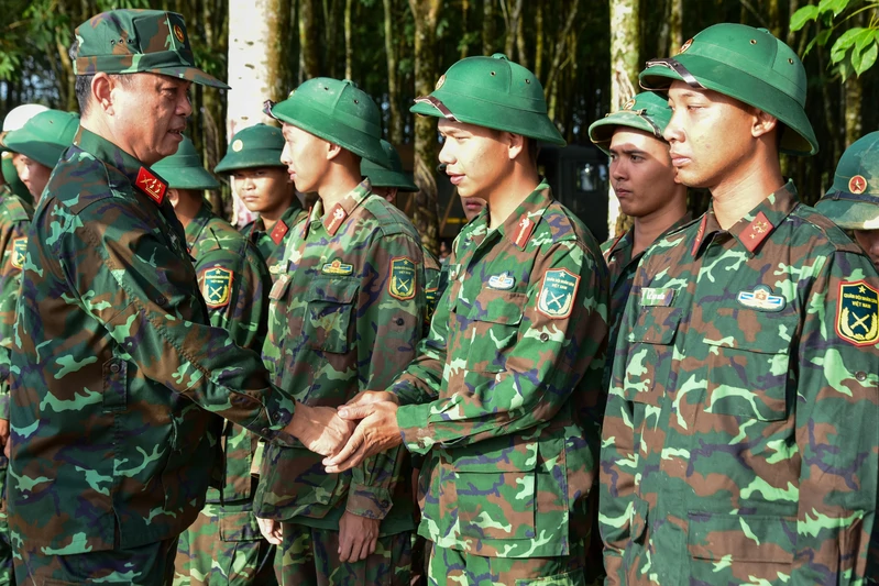 Đại tá Lê Xuân Bình kiểm tra các đơn vị công binh thực hiện nhiệm vụ trên tuyến biên giới tỉnh Tây Ninh