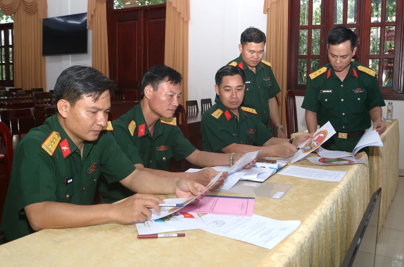 Cục chính trị Quân khu chấm thi sáng tác mẫu biểu trưng của Quân khu 7