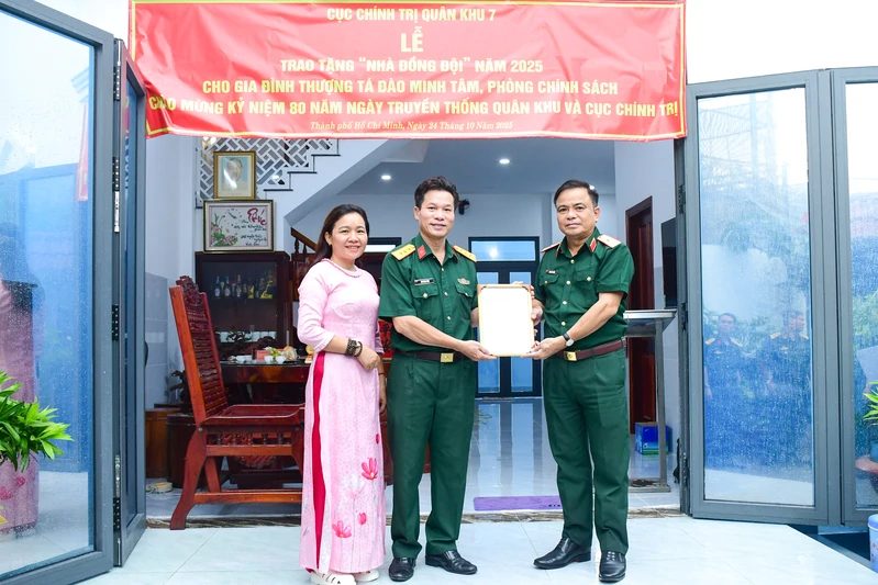 Cục Chính trị Quân khu 7 bàn giao “Nhà đồng đội” 