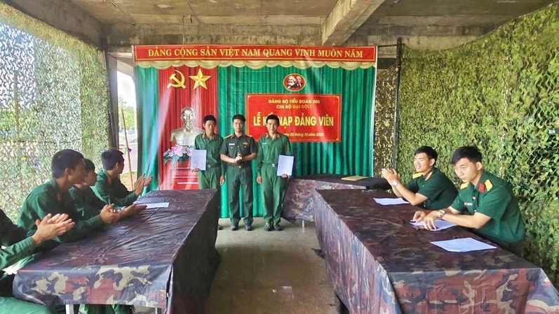 Vinh dự được kết nạp đảng viên giữa trận địa diễn tập phòng thủ khu vực