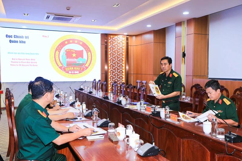 Bình xét kết quả cuộc thi sáng tác mẫu biểu trưng của Quân khu 7