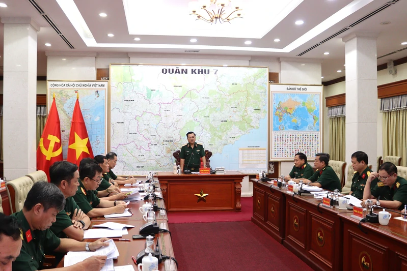 Hội đồng Thi đua khen thưởng Quân khu 7 tổ chức hội nghị bình xét phong tặng danh hiệu Anh hùng lực lượng vũ trang Nhân dân cho Thiếu tướng Trần Ngọc Thổ
