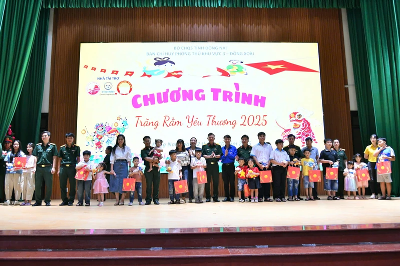 Ban Chỉ huy Phòng thủ khu vực 3 - Đồng Xoài tổ chức vui trung thu cho các cháu thiếu nhi 