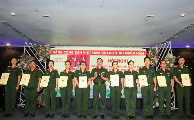 Công ty Tây Nam trao quyết định thưởng cấp bậc quân hàm, bậc lương quân nhân chuyên nghiệp