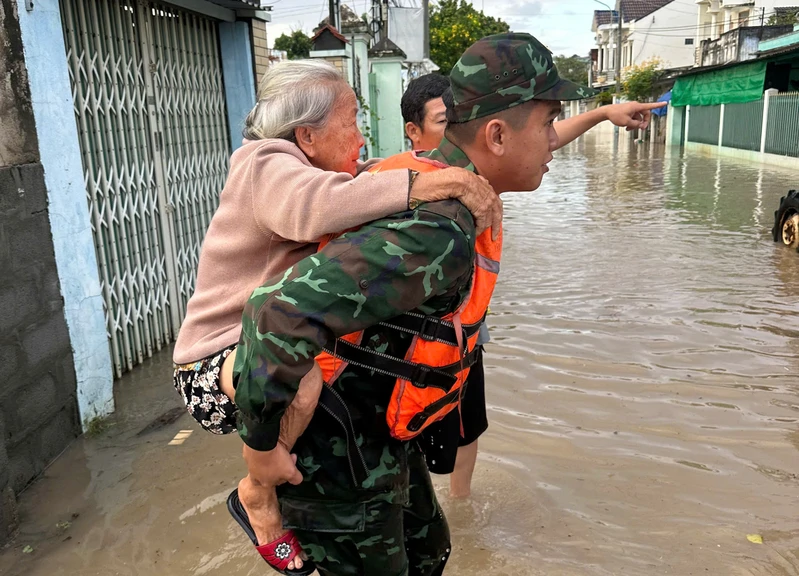 Bộ CHQS tỉnh Lâm Đồng: Hơn 500 cán bộ, chiến sĩ tham gia giúp dân chống lũ 
