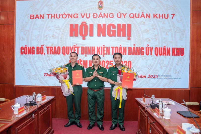 Công bố, trao quyết định kiện toàn Đảng ủy Quân khu 7 nhiệm kỳ 2025 - 2030 
