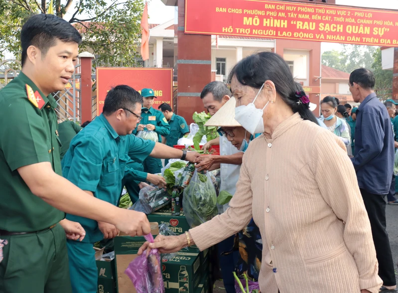 Mô hình “rau sạch quân sự” Ban chỉ huy Phòng thủ khu vực 2 - Phú Lợi
