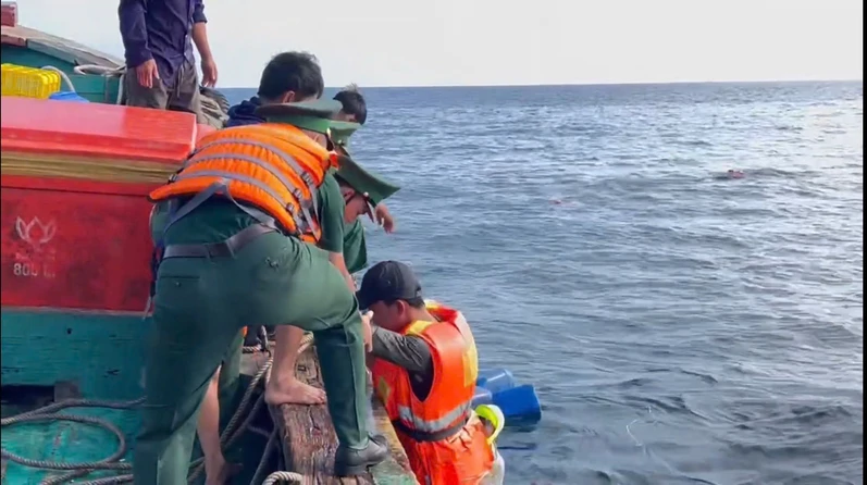 Bộ đội Biên phòng TP. Hồ Chí Minh kịp thời cứu nạn 8 ngư dân bị nạn trên biển