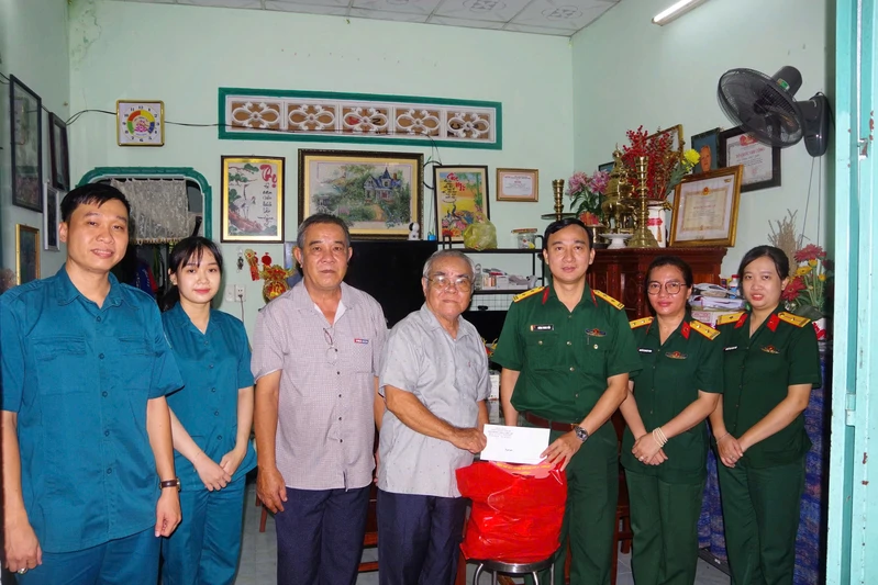 Ban chỉ huy Phòng thủ Khu vực 2 - Phú Lợi thăm, tặng quà các hộ dân bị thiệt hại do ngập lụt
