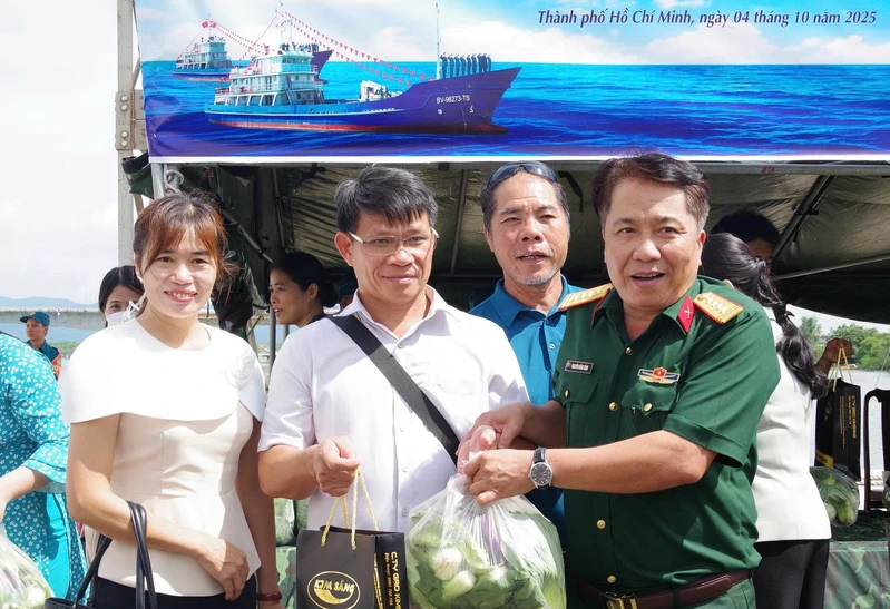 Ấm áp chương trình “Ăn sáng cùng ngư dân”
