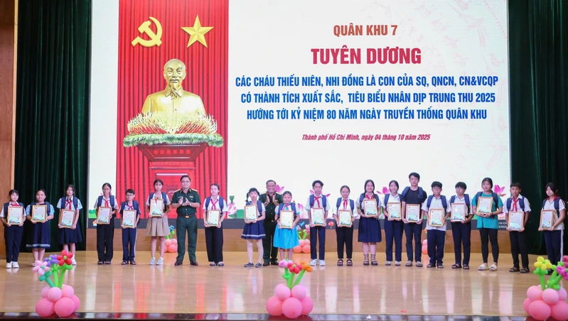 Quân khu 7 tuyên dương học sinh xuất sắc, tiêu biểu nhân dịp Trung thu năm 2025