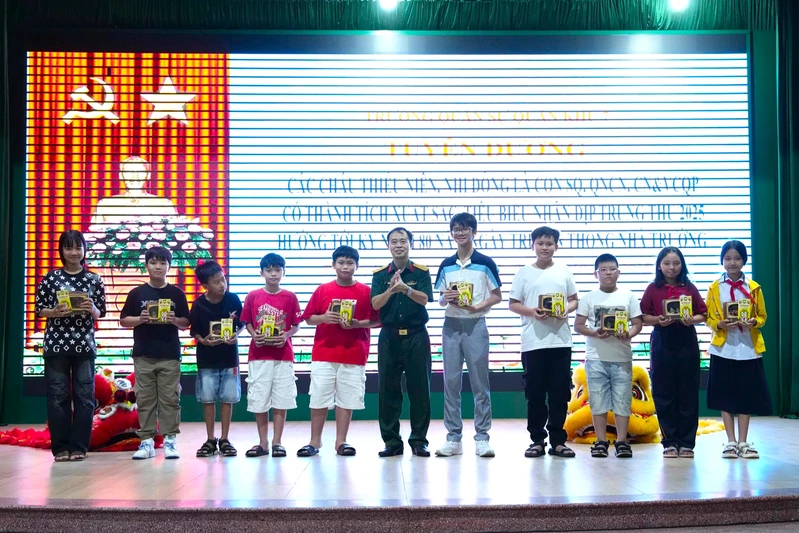 Đêm hội trăng rằm, ấm áp yêu thương tại Trường Quân Sự Quân khu 7 
