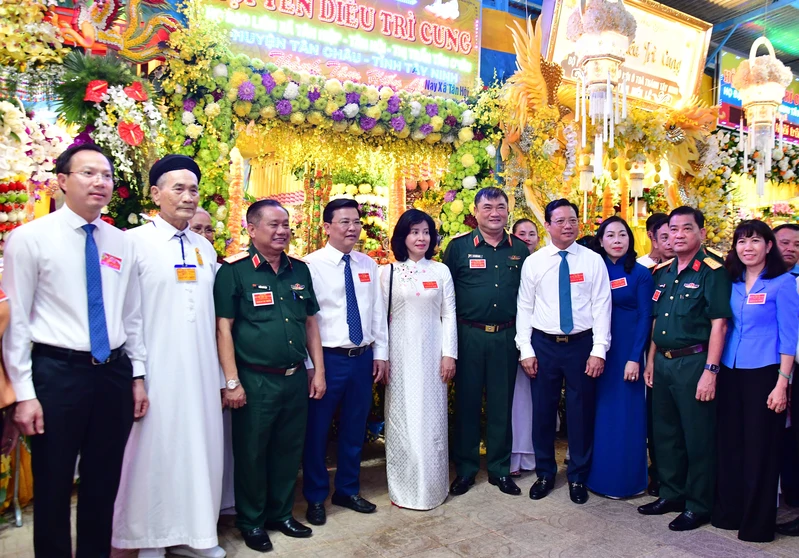 Thiếu tướng Lê Xuân Thế, Tư lệnh Quân khu dự khai mạc Đại lễ Hội yến Diêu Trì Cung