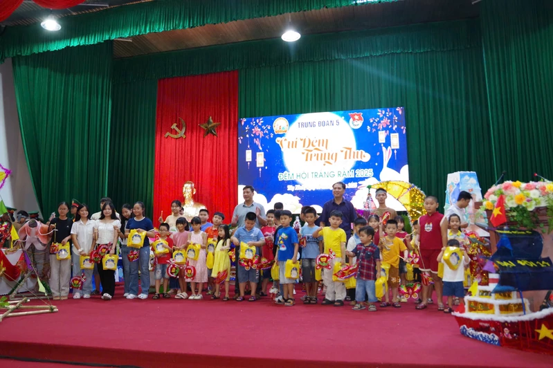 Trung đoàn 5 tổ chức chương trình “Vui đêm Trung thu - Đêm hội trăng rằm 2025” cho các cháu thiếu nhi