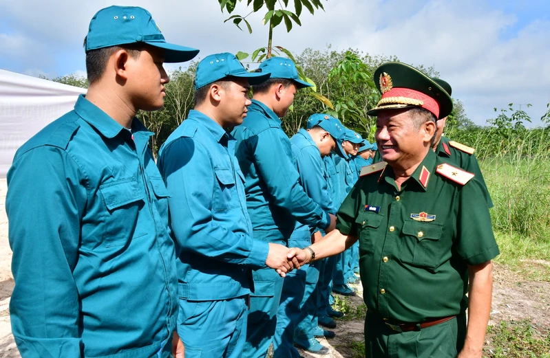 Thiếu tướng Trần Chí Tâm thăm, động viên lực lượng tìm kiếm, quy tập hài cốt liệt sĩ tại ấp Phú Bình, xã Thanh An, TP. Hồ Chí Minh