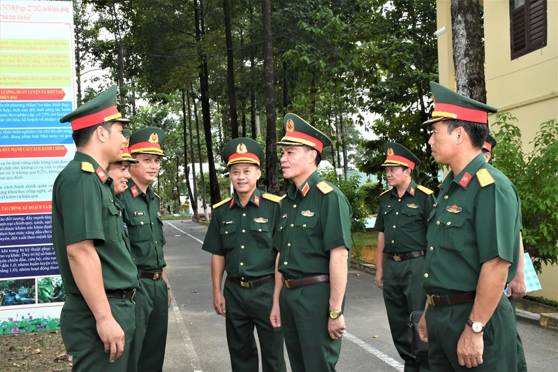 Thiếu tướng Trần Ngọc Minh, Phó Tư lệnh Quân khu 7 kiểm tra, nắm tình hình thực hiện nhiệm vụ tại Lữ đoàn 25