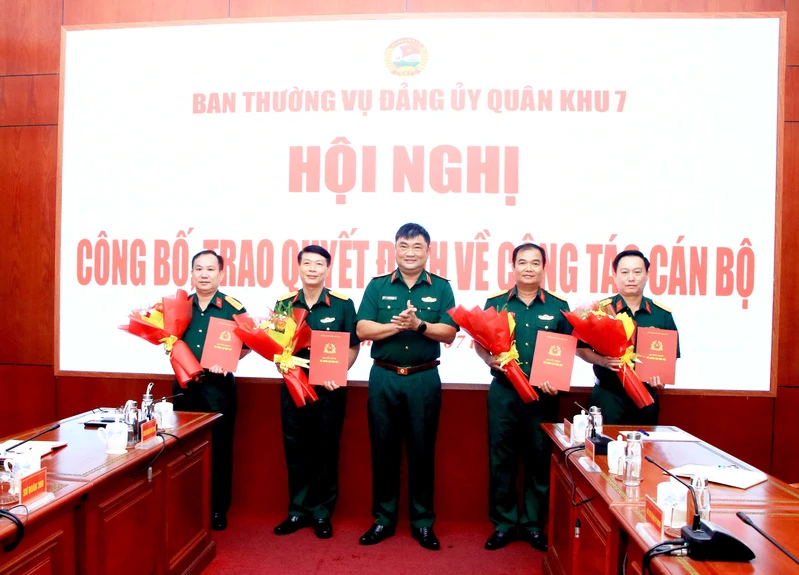 Ban Thường vụ Đảng ủy Quân khu 7 công bố, trao quyết định về công tác cán bộ