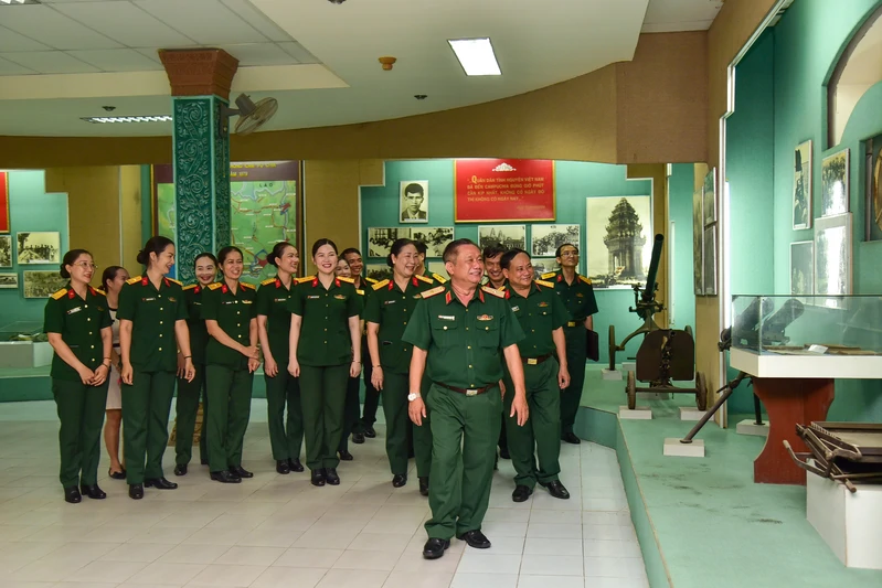 Thiếu tướng Trần Chí Tâm kiểm tra Bảo tàng Quân khu 7