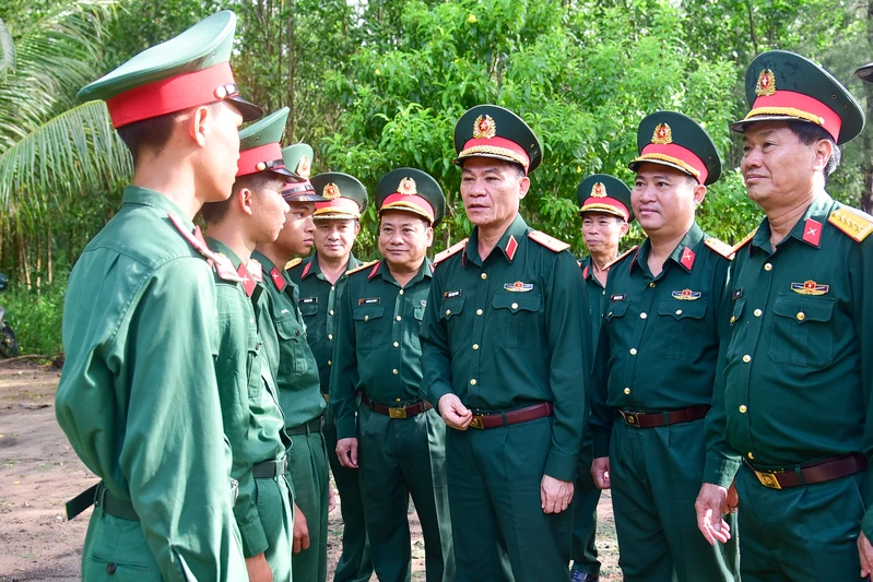 Thiếu tướng Trần Ngọc Minh nắm tình hình tại Trường bắn Quốc gia Khu vực 3