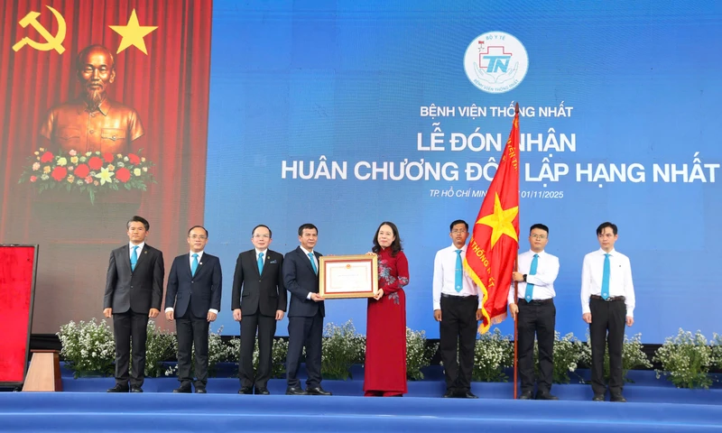 Bệnh viện Thống Nhất đón nhận Huân chương Độc lập hạng Nhất