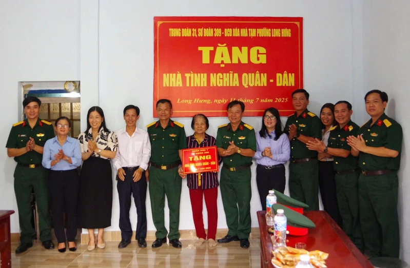 Sư đoàn 309 đẩy mạnh công tác dân vận, tăng cường tình đoàn kết quân - dân
