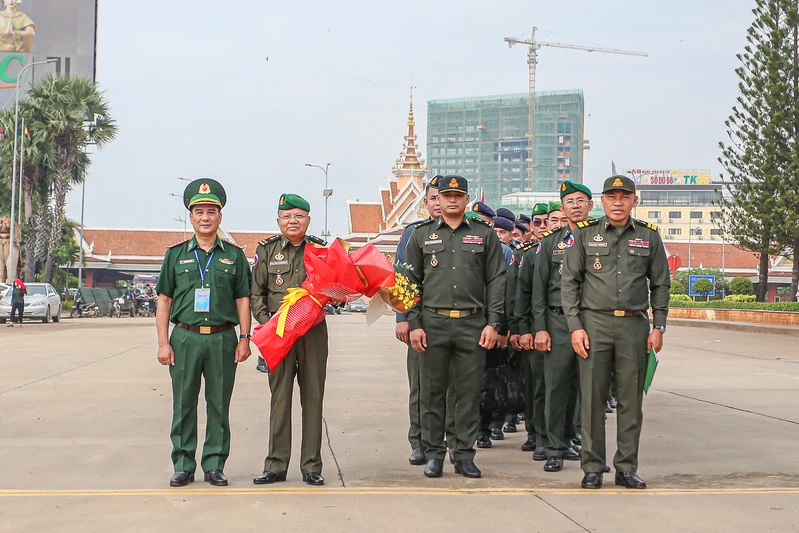 Sôi nổi, ý nghĩa hoạt động trong giao lưu sĩ quan trẻ Việt Nam - Campuchia