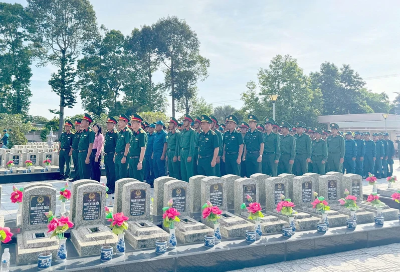 Đại tá Nguyễn Tấn Linh, Phó Tư lệnh Quân khu dâng hương, dâng hoa tại Nghĩa trang liệt sĩ Bến Cầu 