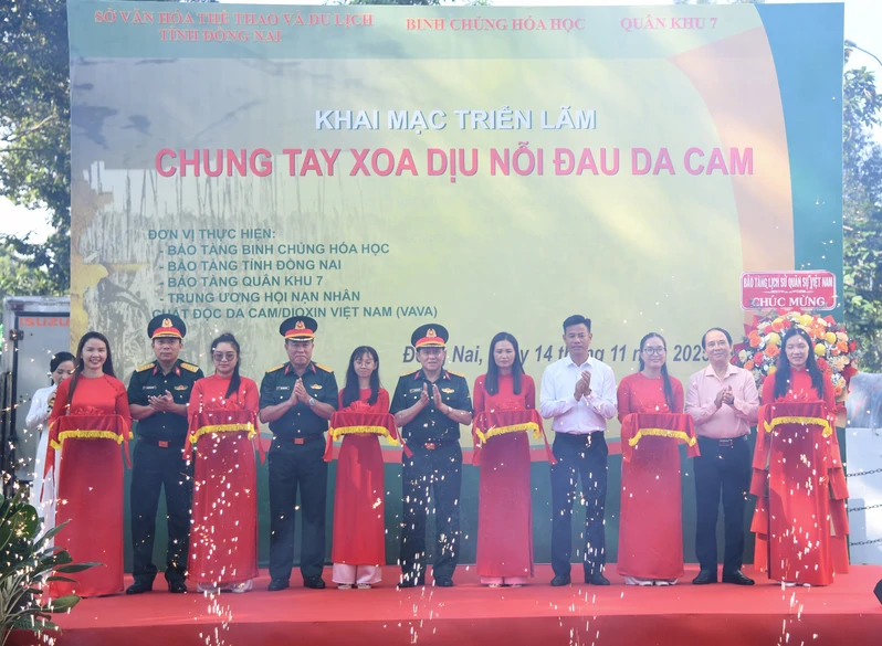 Triển lãm “Chung tay xoa dịu nỗi đau da cam”