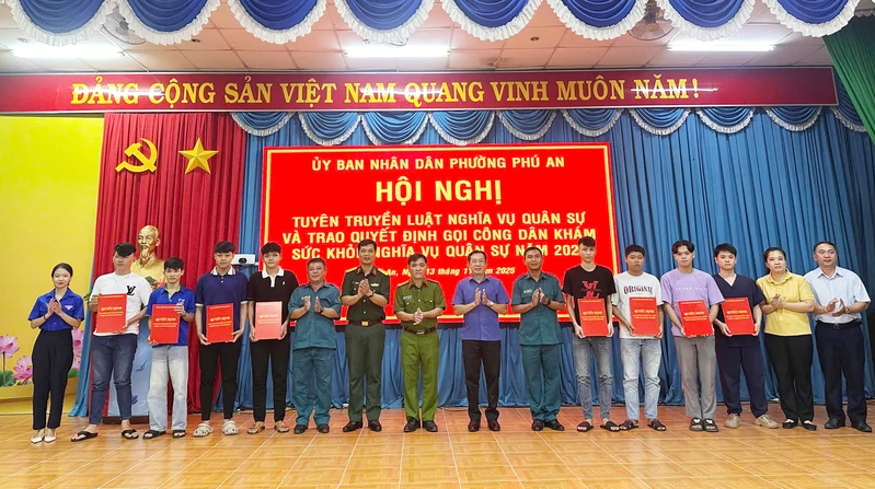 Phường Phú An, TP.HCM tuyên truyền Luật Nghĩa vụ quân sự và trao Quyết định gọi công dân khám sức khỏe nghĩa vụ quân sự năm 2026
