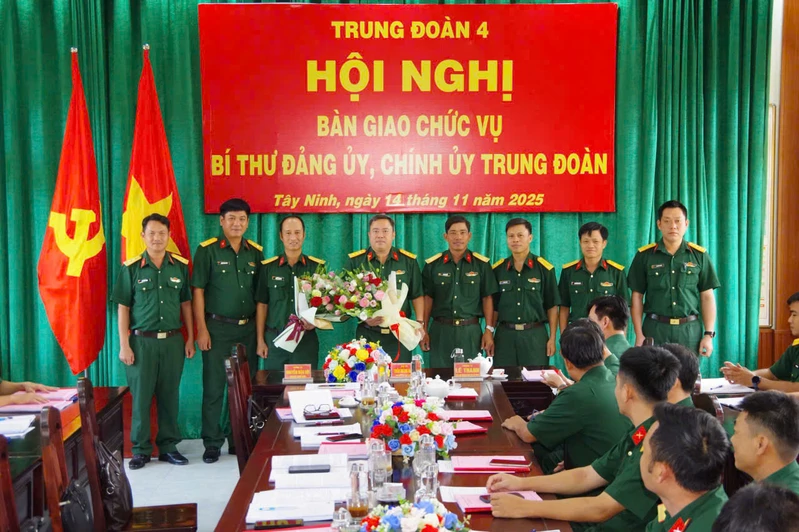 Bàn giao chức vụ Bí thư Đảng ủy, Chính ủy Trung đoàn 4