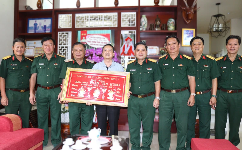 Bộ Tư lệnh Quân khu 7 thăm, chúc thọ Thiếu tướng Trần Văn Hùng
