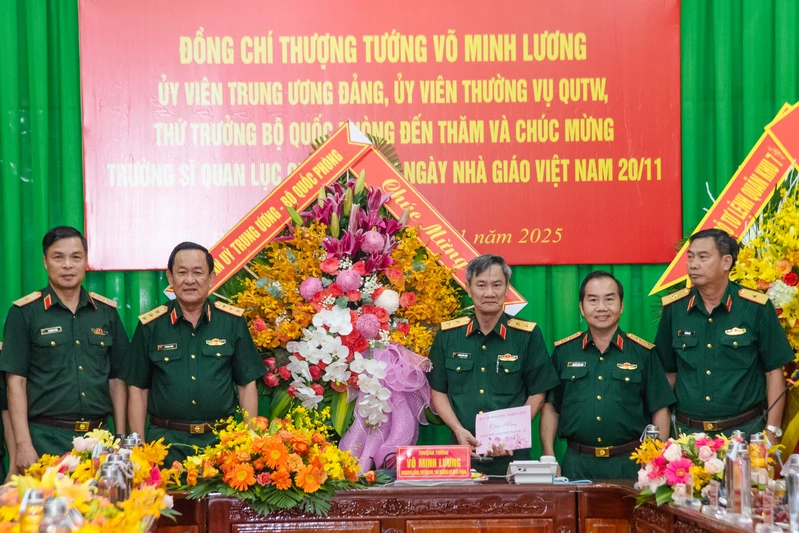 Thủ trưởng Bộ Quốc phòng, Bộ Tư lệnh Quân khu 7 chúc mừng Ngày nhà giáo Việt Nam 20/11