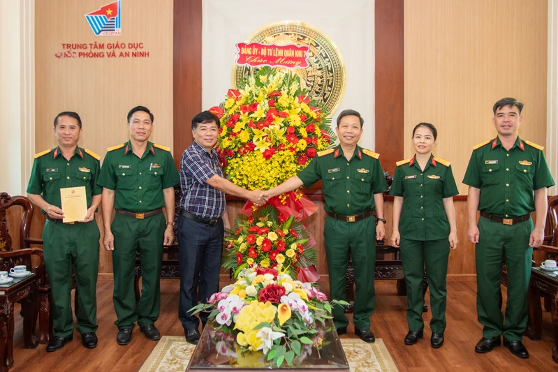 Bộ Tư lệnh Quân khu chúc mừng Ngày Nhà giáo Việt Nam