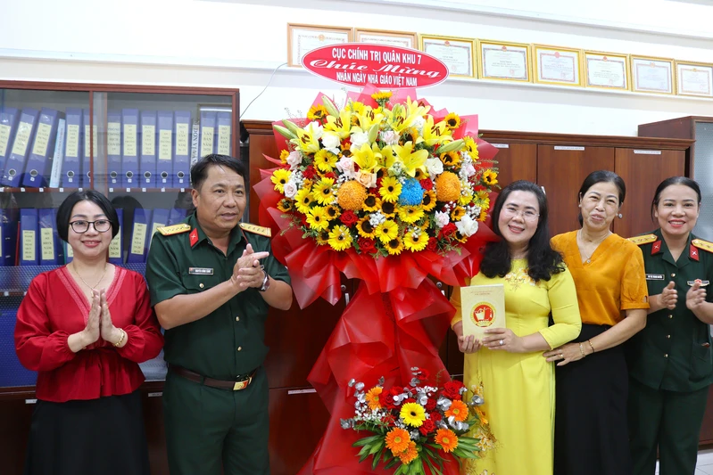 Cục Chính trị Quân khu 7 chúc mừng các Nhà trường nhân Ngày Nhà giáo Việt Nam

