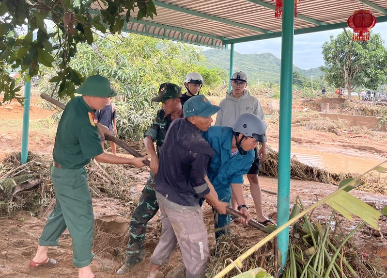 Bộ CHQS tỉnh Lâm Đồng hỗ trợ người dân tại thôn 2, xã Tuy Phong trong vụ lũ quét đêm qua
